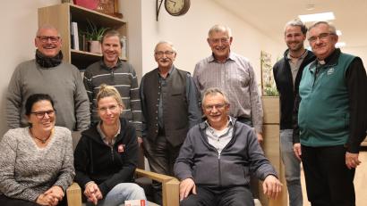 Bild: mrr
Pfarrer Slawomir Niemczewski (rechts) und Pfarrer Werner Sulzer (hintere Reihe, Zweiter von links) bleiben die beiden Vorsitzenden des Vereins der Caritas-Sozialstation Ensdorf.