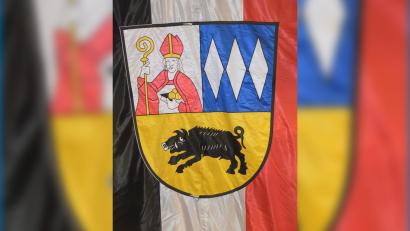 Bild: bö
Die Junge Union Ebermannsdorf hatte einen Antrag zur Änderung der Farben der längsgestreiften Gemeindefahne eingebracht.