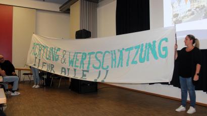 Bild: stg
"Achtung und Wertschätzung" fordern die Anlieger der geplanten Containerwohnanlage für sich ein, gleiches - so Bürgermeister Roman Schäffler - möge man aber bitte auch den Flüchtlingen entgegenbringen.