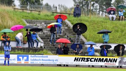 Symbolbild: Hubert Ziegler
Ob die Zuschauer am Wochenende überhaupt einen Regenschirm brauchen? Viele Spiele im bayerischen Amateurfußball stehen nach den Regenfällen der letzten Tage auf der Kippe.