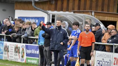 Archivbild: Hubert Ziegler
Der Raigeringer Trainer Thomas Ficarra (Mitte) kann mit seinem Team die Tabellenspitze der Kreisliga Süd übernehmen. Wenn der SVR spielt – und siegt.