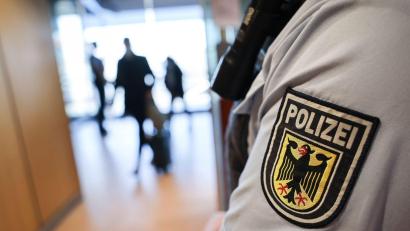 Symbolbild: Christian Charisius/dpa
Bundespolizisten hielten am Donnerstag einen gesuchten Straftäter bei Waidhaus an.