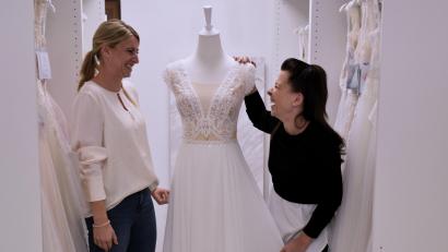 Bild: ubb
Angesagt ist derzeit feinste Spitze und viel weißer Stoff. Melanie Blumberg (rechts) hat Melanie Schultes in den vergangenen Wochen tief in die Kunst der Brautkleid-Suche eingeweiht.