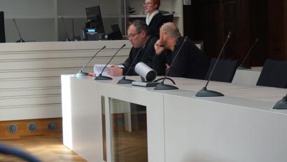 Bild: jut
Im Prozess wegen Vergewaltigung am Landgericht Amberg hat der Angeklagte aus Bogen (rechts) gestanden. Links neben ihm sitzt sein Verteidiger Andreas Lösche.