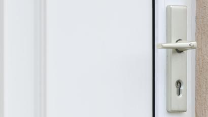 Symbolbild: Heiko Becker/dpa
Ein bislang unbekannter Täter hat eine Haustür in Tirschenreuth mutwillig beschädigt.