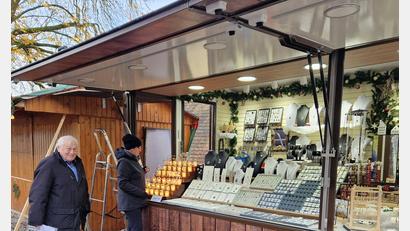 Bild: Thomas Dobler
Der Gutenecker Bürgermeister Johann Wilhelm (links) ist eng eingebunden in die Großveranstaltung historisch-romantischer Weihnachtsmarkt auf Schloss Guteneck. Ein kleiner Rundgang führte ihn unter anderem zum Stand von Andrea Maier (daneben) , die noch voll in den Vorbereitungen steckt.