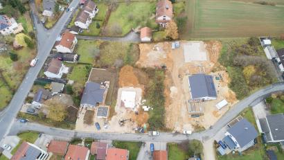Bild: Thilo Hierstetter
Die Breitenbrunner Straße (am rechten Bildrand verläuft die Südstraße) zählt gefühlt auch noch zum Stadtteil Loderhof. Dort hat die Stadt Sulzbach-Rosenberg ein kleines Areal mit sechs Baugrundstücken ausgewiesen. Zwei Häuser stehen dort bereits, die Restflächen sollen zeitnah bebaut werden.