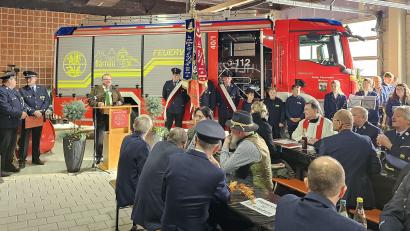 Bild: Feuerwehr Bärnau/exb
Anfang November erhielt das neue Hilfeleistungslöschgruppenfahrzeug (HLF20) der Feuerwehr Bärnau den kirchlichen Segen und wurde seiner Bestimmung übergeben.