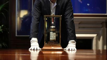 Bild: Kin Cheung/AP
Über 2,1 Millionen Pfund war einem Käufer die Flasche des „The Macallan 1926 Adami“ wert.