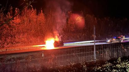 Bild: bk-media
Ein VW Sharan brennt auf der Autobahn zwischen den Anschlussstellen Nabburg-West und dem Kreuz "Oberpfälzer Wald" komplett aus. Grund ist ein technischer Defekt.