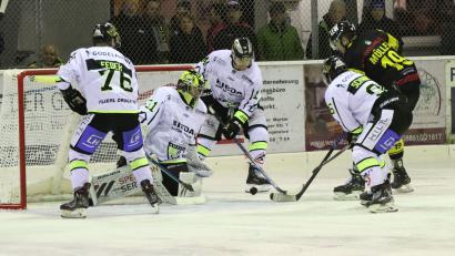 Bild: Roland Halmel
Die Amberger Abwehr mit Keeper Timon Bätge hat in dieser Szene alles im Griff. Den Wild Lions gelang in Schongau ein verdienter 4:1-Sieg.
