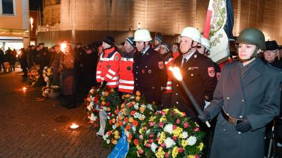 Bild: Petra Hartl
Beim Volkstrauertag in Amberg auf dem Marktplatz legten Verbände, Vereine und Soldaten der Bundeswehr Kränze nieder.