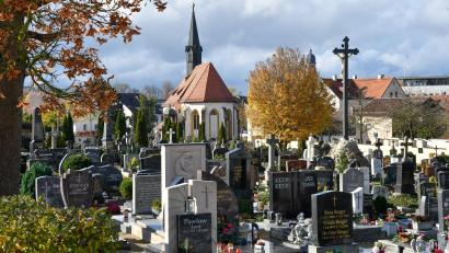 Bild: Petra Hartl
Der Friedhof Dreifaltigkeit ist einer von 13 Friedhöfen in Amberg. Ab 1. Januar sollen überall einheitliche Ruhefristen gelten.