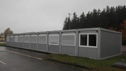 Bild: kro
Zehn Container stehen zwischen Mähring und der Landesgrenze. Die Container mietet das Landratsamt von einem Landwirt für die Unterbringung von bis zu 50 Geflüchteten an.