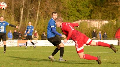 Bild: ham
Dennis Lobinger erzielt das 1:0 für die SpVgg Pfreimd. Es war der einzige und entscheidende Treffer beim Pfreimder 1:0-Sieg gegen den SV Etzenricht.