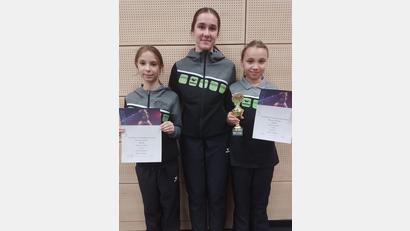 Bild: Fritz
Romy Fritz (rechts) holte sich bei der Verbandsbereichsmeisterschaft den Titel in der U13, Emma Riedhammer (links) wurde Vierte; in der Mitte Lina Royer..