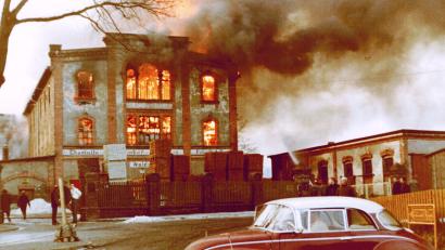 Bild: Archiv Feuerwehr Waldsassen/exb
Großbrände gab es seit der Gründung der Feuerwehr Waldsassen immer wieder im Stadtgebiet. Am 30. Januar 1966 stand die Klinkerfabrik in Flammen, drei Jahre vorher gab es dort ein weiteres Brandunglück.