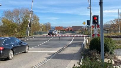 Bild: Völkl
Wegen eines technischen Defektes öffnete sich eine Schranke am Nabburger Bahnübergang nicht. Ein Techniker behob den Schaden.