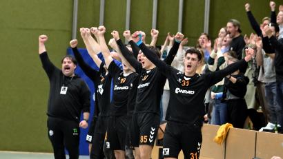 Bild: Hubert Ziegler
Grenzenloser Jubel bei den Spielern der HG Amberg und Trainer Christof Heiduk (ganz links) nach der Schlusssirene im Heimspiel gegen den HV Oberviechtach.