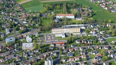 Bild: mür
Die Steyler Missionare wollen auf dem St.-Peter-Areal, links der St. Peter-Kirche, ein Wohn- und Miethaus errichten. Eine Bauvoranfrage wurde im Bauausschuss der Stadt Tirschenreuth behandelt.