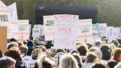 Symbolbild: Julian Stratenschulte/dpa
Am Mittwoch streiken die Apotheken in Bayern und Baden-Württemberg, darunter auch die Apotheken der Oberpfalz. Mit einer Protestaktion in Stuttgart streiken sie gegen die Reformpläne des Gesundheitsministeriums und für faire Bezahlung.