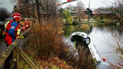 Bild: Hösamer
Ein Kran hebt am Sonntag in den frühen Morgenstunden den Wagen aus dem Hammersee.