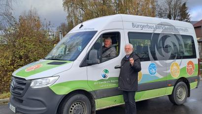 Bild: gis
An der Haltestelle am Rathaus in Mehlmeisel: Altbürgermeister Günter Pöllmann sowie Busfahrer Daniel Tschorne. Der Bus kam aus Gefrees und fuhr als nächstes die Haltestelle Waldhaus an.