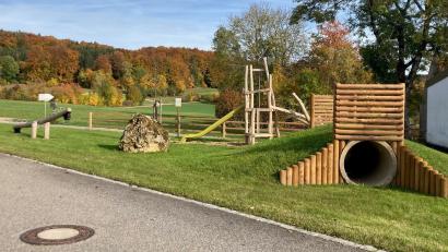 Bild: no
Ein jahrzehntelanges Ringen hat endlich ein gutes Ende gefunden. Die Kinder im Birgland können sich über einen neuen Kinderspielplatz in Schwend freuen.
