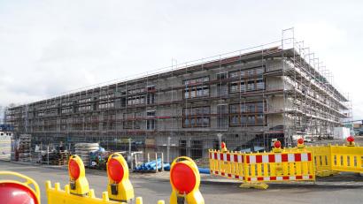 Bild: kaz
Beim Bau der neuen Kemnather Realschule geht es planmäßig voran. Bis Ende 2024 soll das riesige Gebäude mit angeschlossener Turnhalle fertig sein.