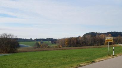 Bild: wel
Am Ortsausgang in Richtung Weichelau könnte auf der freien Fläche der "Solarpark Dieterskirchen" entstehen. Eine Entscheidung ist noch nicht gefallen.