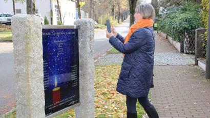 Bild: prh
Von angebrachten QR-Codes können an jeder der sieben Stationen des Meditationswegs in der Felixallee besinnliche Texte auf das Handy geladen werden. Auf Youtube gesprochen wurden sie von Roswitha Jobst.