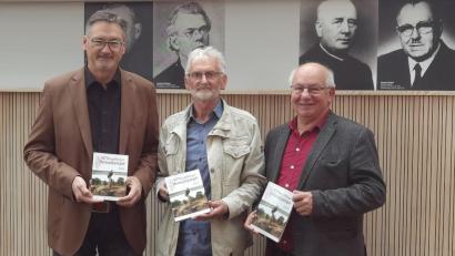 Bild: Oberpf. Heimatspiegel/Weiß/exb
Im Oberpfälzer Heimatspiegel 2024 rückt die 850-jährige Geschichte des Ortes in den Fokus. OHS-Autor Hans-Peter Weiß (Mitte) und Verleger Eckhardt Bodner (rechts) übergeben an Stullns Bürgermeister Hans Prechtl ein druckfrisches Exemplar.