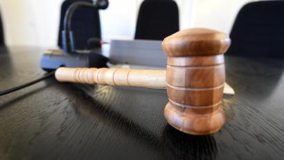 Symbolbild: Uli Deck/dpa
Noch ist das Urteil in Weiden nicht gesprochen. Der Vorwurf: Ein 45-Jähriger soll seine Freundin übelst misshandelt haben.