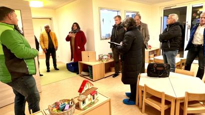 Bild: Eichl
Die Leiterin der Kindertagesstätte, Christina Bröckl (Dritte von links), erläutert dem Gemeinderat im bereits sanierten Teil des Erdgeschosses, wie sich aktuell die Arbeit des Teams gestaltet.
