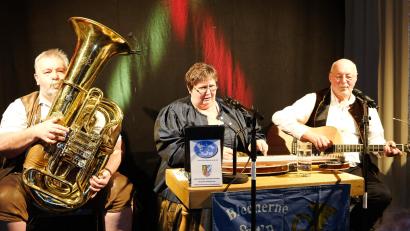 Bild: mab
"Uns ko ma halt schlecht überseng" stellten sich die drei Musikanten der "Blechernen Saitn" humorvoll in Schwarzenfeld vor.