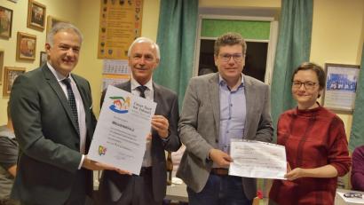 Bild: Gemeinde Neusorg/exb
Landrat Roland Grillmeier (von links), Bürgermeister Herr Peter König, Dr. Stefan König und Manuela Pappenberger, Kreisfachberatung des Landratsamtes, bei der Preisverleihung.