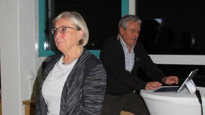 Bild: frd
Dass das Wirtschaftsforum Oberviechtach das wirtschaftliche und gesellschaftliche Leben in der Eisenbarth-Stadt über vier Jahrzehnte hinweg maßgeblich mitgestaltet hat, machten Regina Frauendorfer und Ehemann Peter in einem Rückblick deutlich