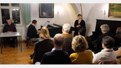 Bild: le
Der gebürtige Flosser Lyriker Manfred Mühlbauer, Klara Bäumler (Klavier) und Maren Gleixner (Gesang) (von links ) gestalteten im Alten Pflegschloss einen besonderen Abend voller Lyrik.