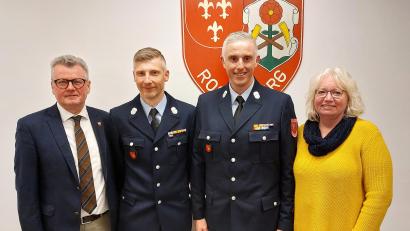 Bild: mfh
Bürgermeister Michael Göth mit dem neuen Führungsduo der Feuerwehr Rosenberg., Kommandant Florian Kaufmann und dessen Stellvertreter Frank Schloß, sowie Hauptamtsleiterin Gabriele Wagemann (von links).