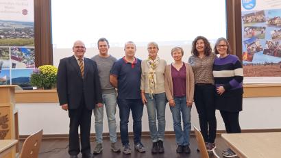 Bild: as
In den Dorfladen-Beirat um Geschäftsführer Klaus Meyer (von links) wählten die Gesellschafter Sebastian Grillmeier, Alexander Wurm, Christine Böhm, Inge Müller, Heidi Löw und Heike Planner.
