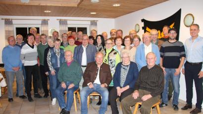 Bild: prh
32 Mitglieder und 4 ausgeschiedene Vorstandsmitglieder ehrte Vorsitzender Achim Neupert (rechts) beim Ehrenabend der DJK für 25, 40, 50, 60 und 70 Jahre Treue zum Verein.