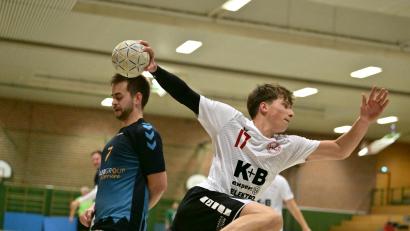 Bild: frü
Valentin Weigl (rechts/Szene aus dem Spiel gegen Weiden) war im Sulzbacher Spiel in Eckental ein belebendes Element.