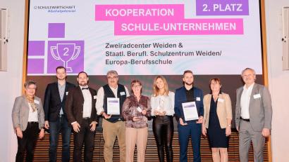 Bild: SCHULEWIRTSCHAFT Deutschland/William Veder/exb
Die Vertreter von Schulewirtschaft, der Europaberufsschule Weiden sowie vom Zweiradcenter Weiden freuen sich gemeinsam über den Preis.