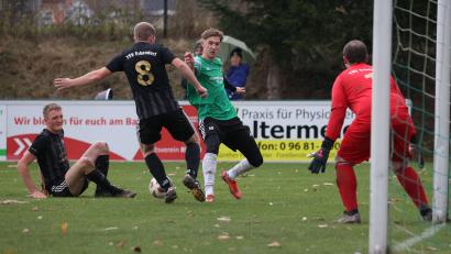 Bild: Dieter Jäschke
Der Reuther Sandor Balogh (grünes Trikot) läuft sich der Erbendorfer Abwehr fest. Der TSV Reuth kassierte im Steinwald-Derby gegen den TSV Erbendorf eine bittere 1:2-Heimniederlage.