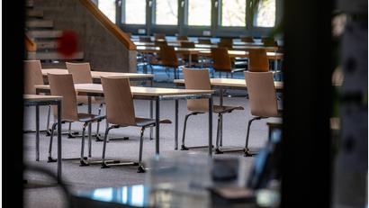 Symbolbild: Armin Weigel/dpa
Leere Stühle an der Universität Regensburg: An Bayerns Universitäten und OTH's wird aktuell gestreikt.