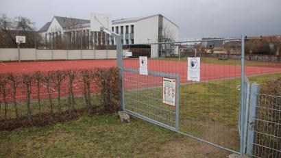 Bild: sne
Seit Sommer ist der Schulsportplatz für die Öffentlichkeit gesperrt. Bürgermeister Edgar Knobloch erklärt in der Bürgerversammlung, ihn wieder öffnen zu wollen.