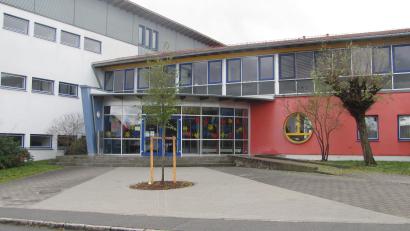Bild: sei
Um die Erneuerung der Steuerung von Licht, Heizung und Lüftung in der Schule Mantel kümmert sich eine ortsansässige Elektrofirma.