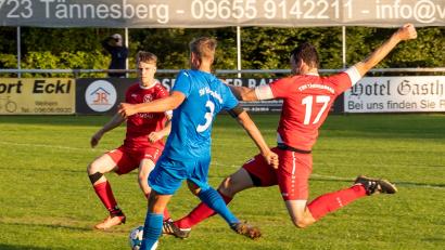 Bild: Günter Uschold
Der TSV Tännesberg (rote Trikots) mischt im Aufstiegskampf mit. Der TSV gewann das einzige Kreisliga-Spiel am Wochenende gegen die SG Silbersee.