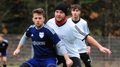 Bild: Thomas Schrems
Auf dem Kunstrasenplatz in Steinmühle besiegte der SV Pechbrunn den ATSV Tirschenreuth in der Kreisklasse Stiftland mit 3:1. Timo Hankl (links im Duell mit Florian Riedl) traf zum zwischenzeitlichen 2:1-Führungstreffer.