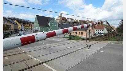 Archivbild: Hartl
Der Bahnübergang teilt die Stadt Nabburg im Landkreis Schwandorf.